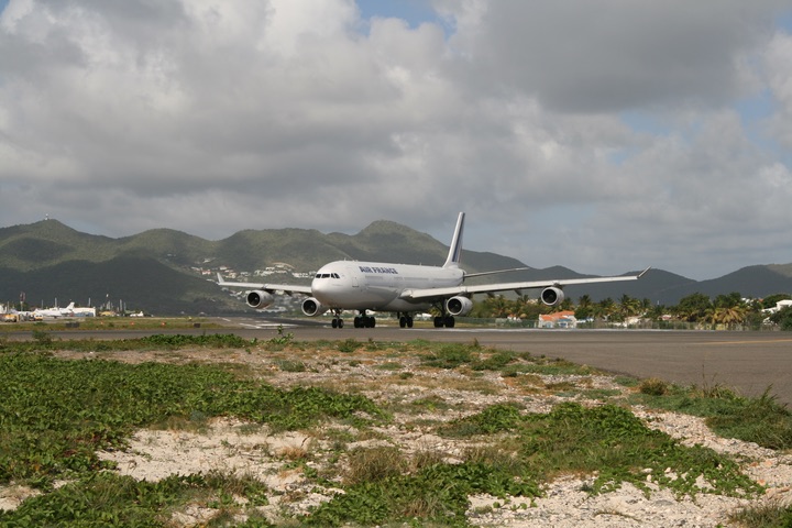 AF A340-300 MahoBeach Takeoff