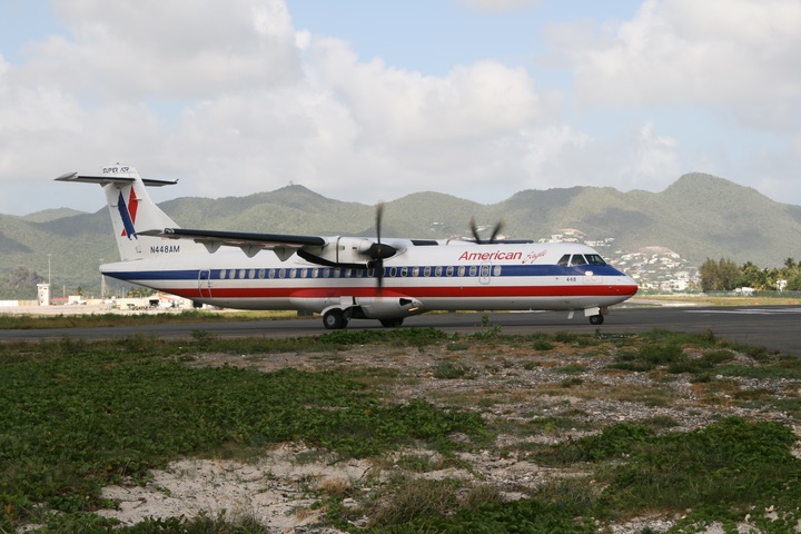 OW ATR72-200 MahoBeach